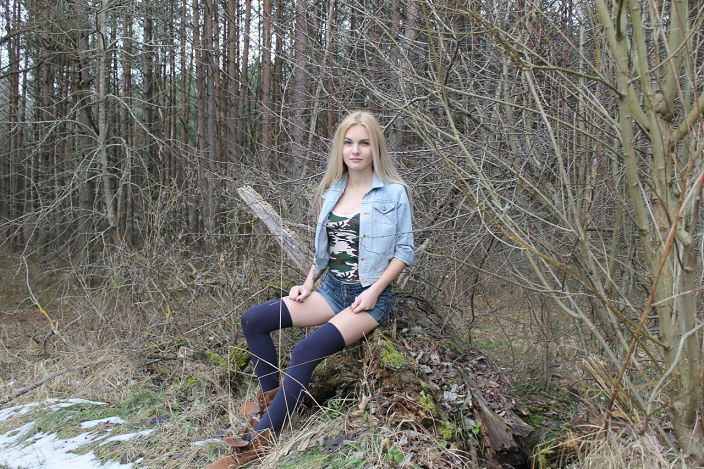 в лесу)