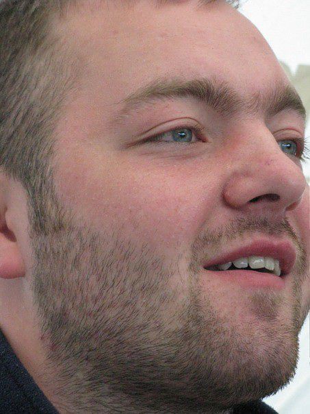 немного не бритый