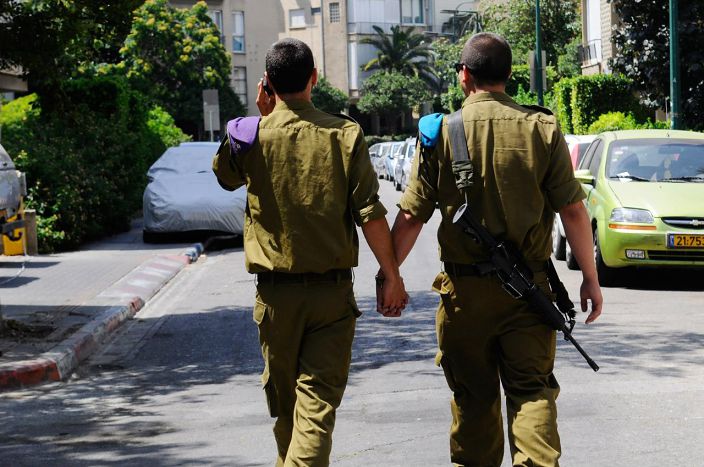израильские военнослужащих,  которые идут по улице