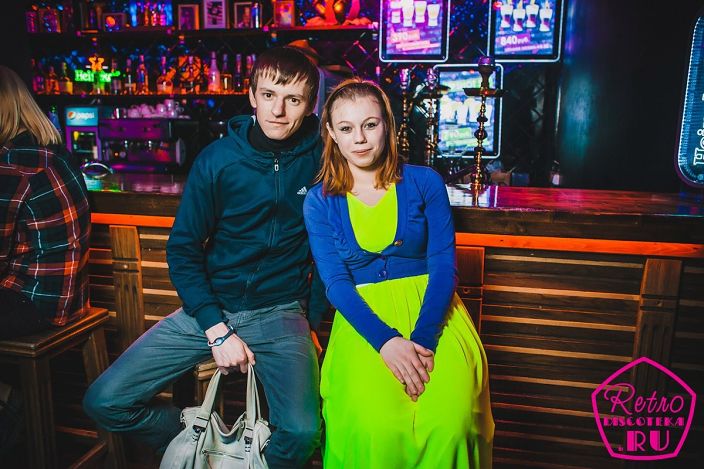 это я и сестра в клубе.