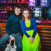 это я и сестра в клубе.