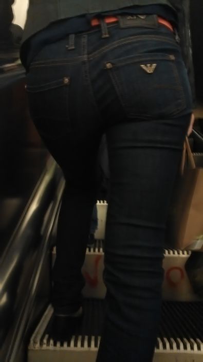 ножки в метро