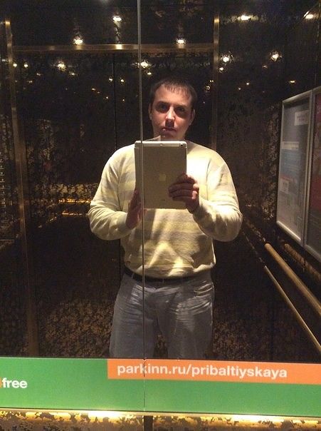 В лифте ))