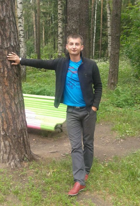 еще одетый..