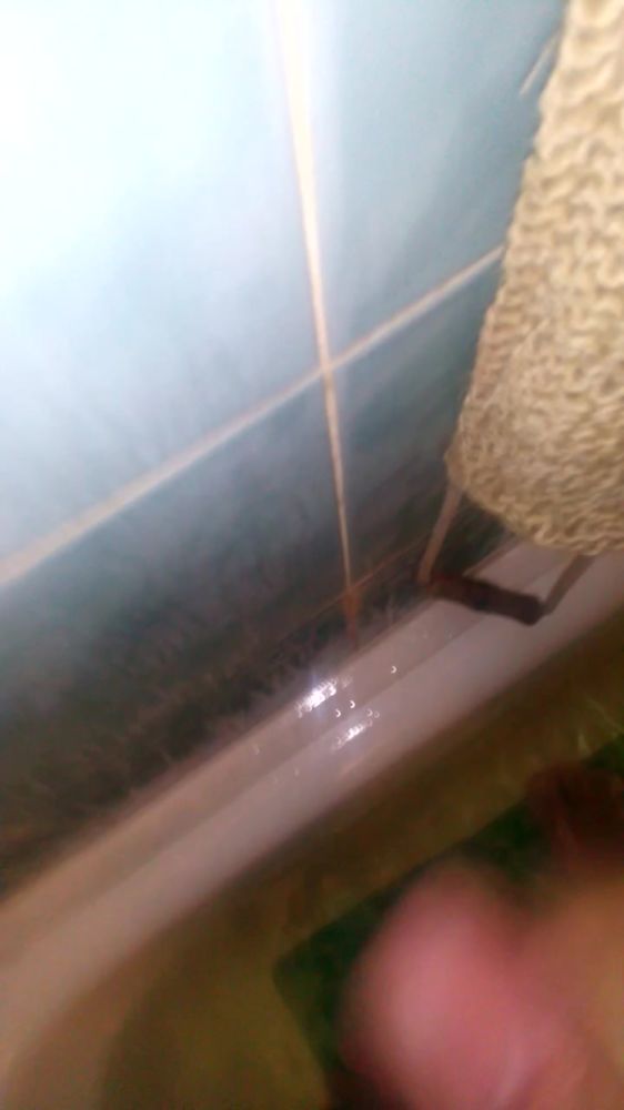 Очень обильно кончаю в душе!!!