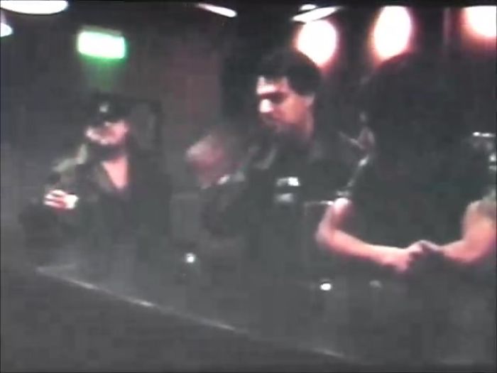 ПАЖИЛОЙ ГОМИК ТРАХАЕТ ПАЦАНА В ПАДВАЛЕ