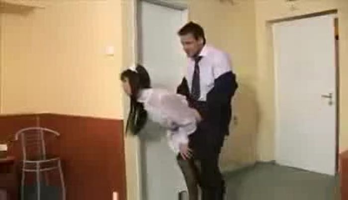 ТРАХНУЛ СЛУЖАНКУ