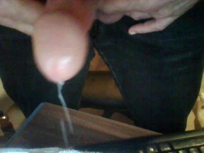 Подрочил хуй с девушкой в привате и спустил на её глазах