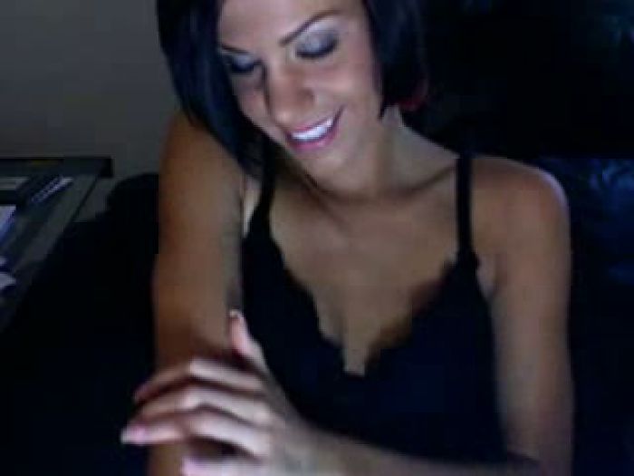 Горячая брюнетка со стеклянным дилдо