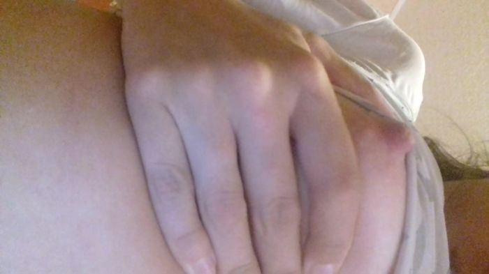 Ласкаю свою грудь...