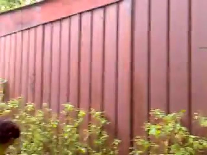 за гаражами