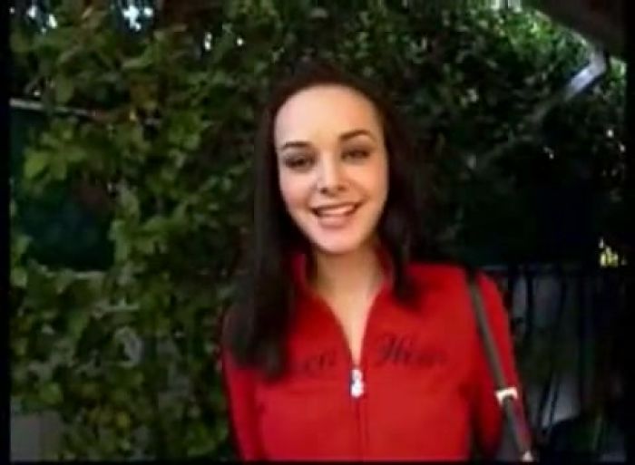 Умеет брызгать