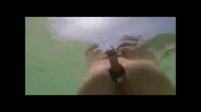 купается с бутылкой!