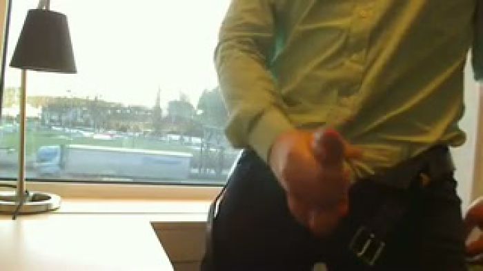 На работе шалю