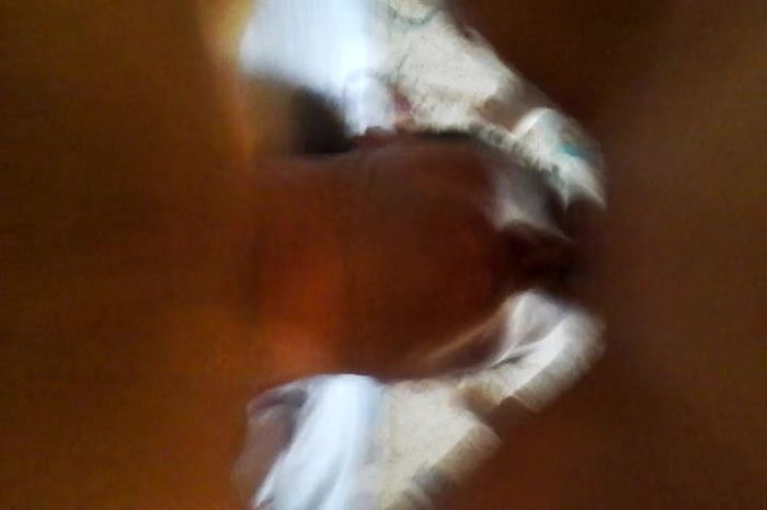 я ласкаю киску подруги.