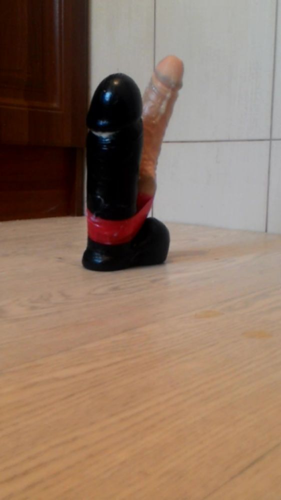 Двумя себя в жопу