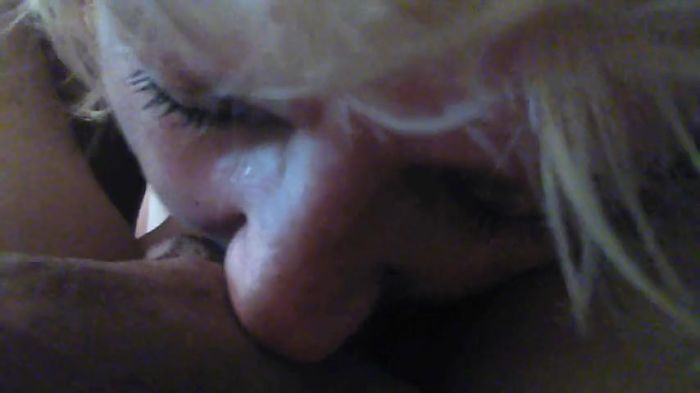 любит сосать