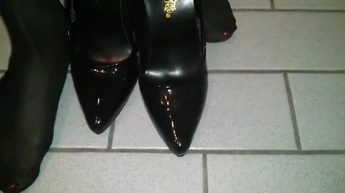 Вытирает сок своей сочно киски