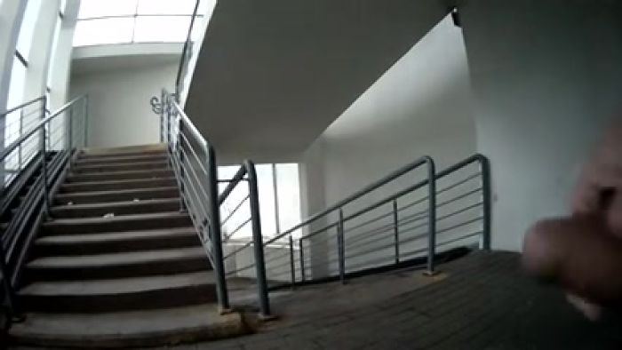 эксгибиционист в переходе