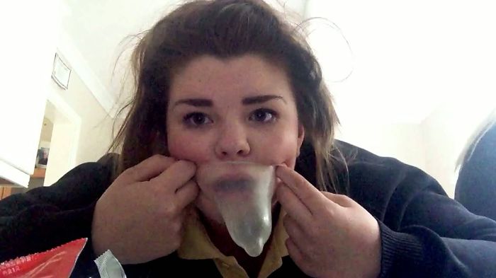 заглот презерватива,обязательно смотрите до 10 сек)