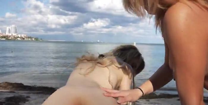 Как трахнуть обоих подружек на берегу