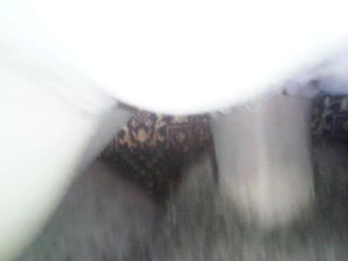 между ножек