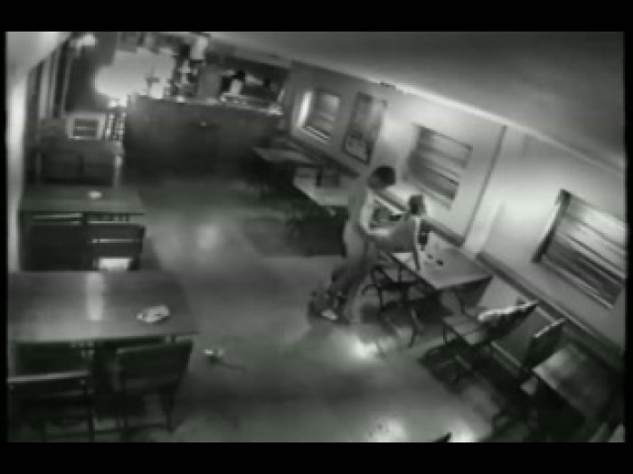 Трах в ночном баре на всех столах по-очереди